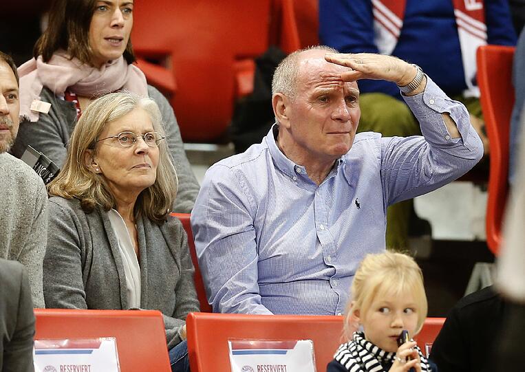 Am Sonntag feuerte Uli Hoeneß mal wieder die Bayern Basketballer im Audi Dome an. Eine Reihe davor sah Arjen Robben mit seiner Frau und den drei Kindern beim Basketball zu. Die Bilder!