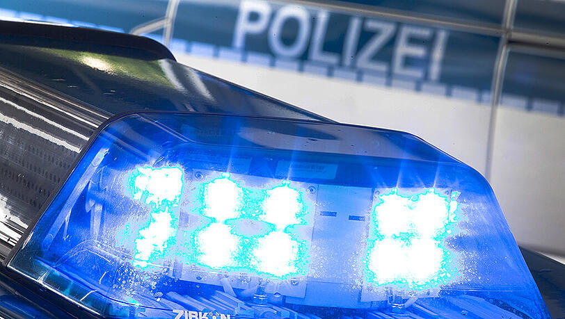 Bei der Blaulichtfahrt hat der Beamte die rutschige Straße unterschätzt. Bei der Blaulichtfahrt hat der Beamte die rutschige Straße unterschätzt.