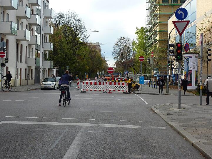 Die Einfahrt in die Gabelsbergerstraße ist in Richtung Königsplatz ebenfalls gesperrt.