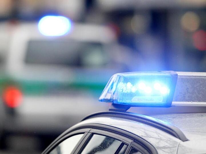 Ein Kunde hatte die Polizei kurz nach Mitternacht zu der Bank in der Otto-Suhr-Allee in Charlottenburg gerufen.
