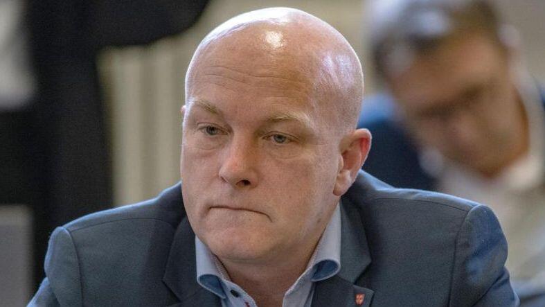 Joachim Wolbergs (SPD), suspendierter Regensburger Oberbürgermeister, sitzt im Verhandlungssaal im Landgericht. Foto: Armin Weigel/Archiv