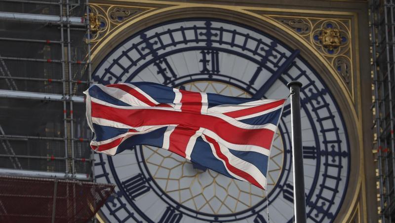 Die Nationalflagge des Vereinigten Königreichs Großbritannien und Nordirland, weht vor dem Zifferblatt des Queen Elizabeth Tower, in dem sich die als "Big Ben" bekannte Glocke befindet, die zu den "Houses of Parliament" gehört. Die Nationalflagge des Vereinigten Königreichs Großbritannien und Nordirland, weht vor dem Zifferblatt des Queen Elizabeth Tower, in dem sich die als "Big Ben" bekannte Glocke befindet, die zu den "Houses of Parliament" gehört.