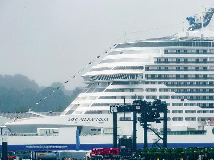 Das Kreuzfahrtschiff "MSC Meraviglia" ist zurück im Hafen von Kiel.