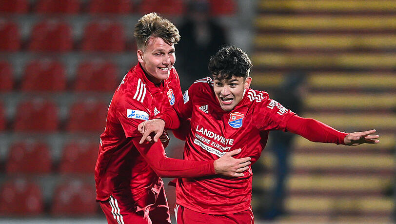 Sandro Porta (r.) erzielte in der Nachspielzeit den Siegtreffer für Unterhaching.