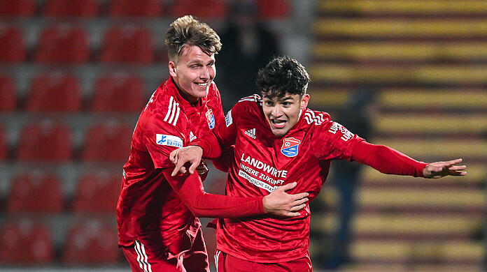 Sandro Porta (r.) erzielte in der Nachspielzeit den Siegtreffer für Unterhaching.