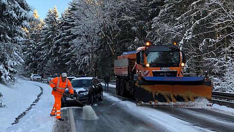 Schnee und Glätte können für schwierige Bedingungen im Straßenverkehr sorgen. (Archivbild)