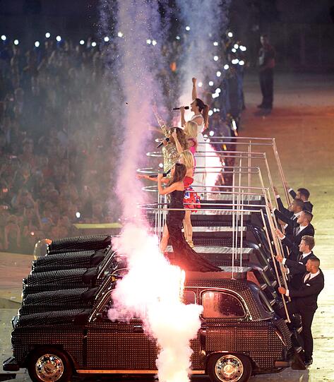 Am letzten Olympiatag stehen sie wieder im Mittelpunkt. Mit ihrer Darbietung von "Viva forever" beweisen sie, dass sie nichts von ihrer Schärfe verloren haben. Sie waren Teil der großen Abschiedszeremonie der Olympischen Spiele und performten dafür auf dem für London typischen Taxi.