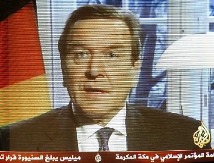 Kanzler-Appell an die Entführer der im Irak verschleppten Deutschen Susanne Osthoff am 7. Dezember 2005. Die Ansprache wurde in Berlin aufgezeichnet, der eindringliche Aufruf zur Freilassung der Deutschen wurde vom arabischen Fernsehsender Al-Dschasira ausgestrahlt.