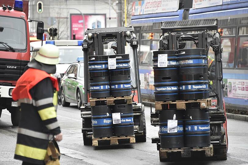 Die Feuerwehr musste dem havarierten Lkw wieder auf die Straße helfen. Die Bilder vom Einsatz am Montagvormittag.
