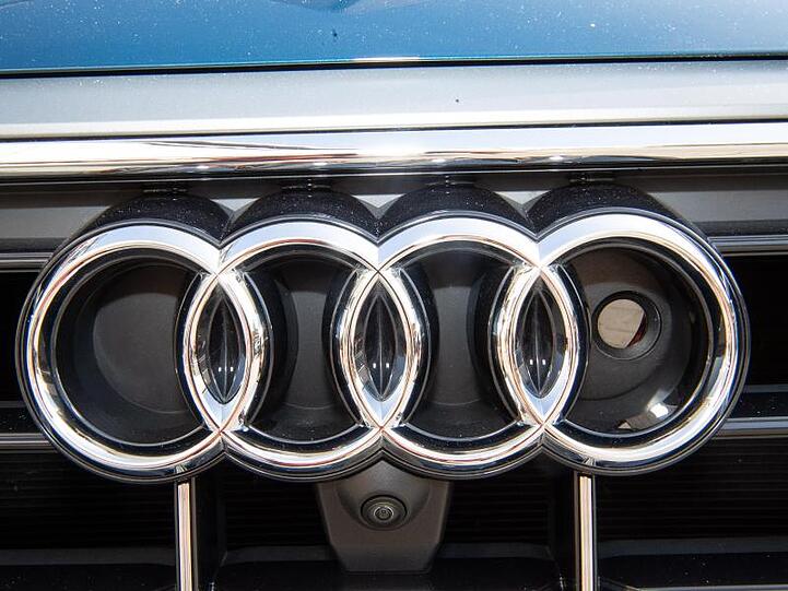 Das Audi-Logo prangt an einem Auto. Foto: Sebastian Gollnow/Archiv
