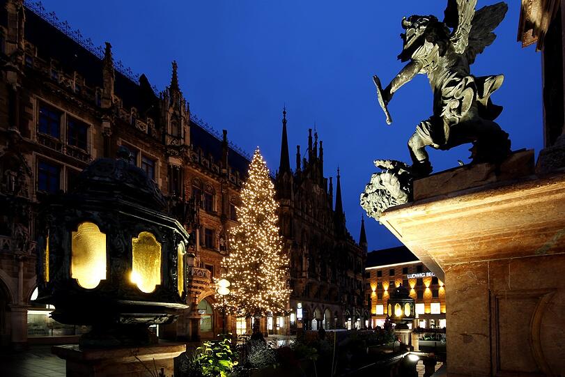 Advent am Marienplatz im Jahr 2020: Eins muss man schon zugeben, selten war der Blick auf den Christbaum so ungehindert wie heuer. Sigi Müllers Bilder von der weihnachtlichen Innenstadt zum Durchklicken.
