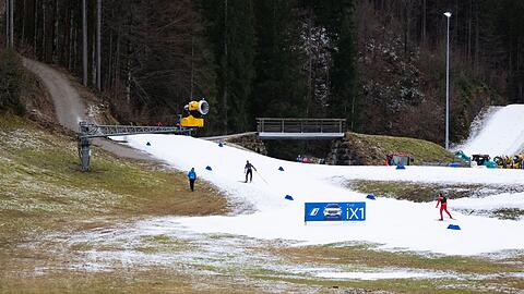 Sportler sind auf der Strecke unterwegs.