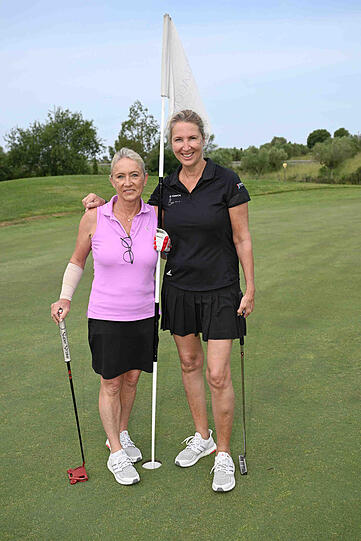 Heidrun "Heidi" Beckenbauer und Susanne Schäfer (Witwe von Andreas "Andy" Brehme) mit Golfschlägern in der Hand auf dem Charity-Event "FCR EAGLES MASTERS TOSCANA 2024".