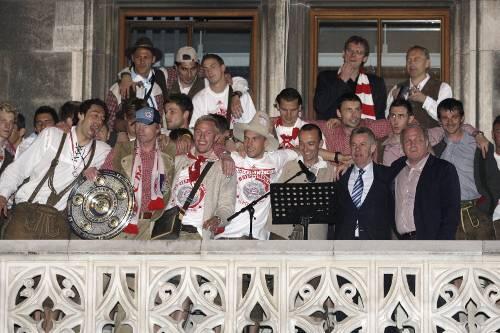 Die Rathaus-Sängerknaben: So war es im Mai 2008, als die Bayern unter Trainer Ottmar Hitzfeld und mit Kapitän Oliver Kahn ihren 21. Meistertitel feierten.