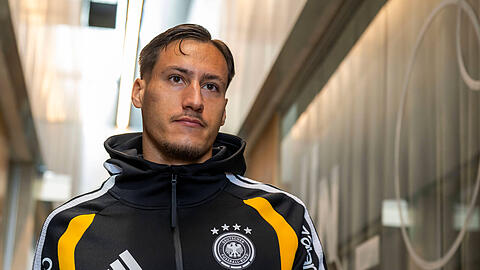 22.09.2026, Fussball DFB-Nationalmannschaft Deutschland, Trainingslager in Herzogenaurach, im Homeground bei ADIDAS, vor den UEFA Nations League Spielen, Medien-Mixed-Zone mit drei Spielern der Nationalmannschaft im Gespr&auml;ch mit der anwesenden Presse. Hier Younes Ebnoutalib Deutschland *** September 22, 2026, German National Soccer Team DFB, training camp in Herzogenaurach, at the ADIDAS headquarters, ahead of the UEFA Nations League matches, media mixed zone with three national team players speaking with the press in attendance. Here: Younes Ebnoutalib, Germany