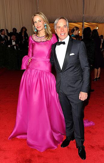 Sänger, Schauspieler, Designer, Stars und Sternchen kamen zur Eröffnung der Ausstellung "Schiaparelli and Prada: Impossible Conversations". Im Bild: Ex-Model Dee Ocleppo mit ihrem Ehemann, Designer Tommy Hilfiger.