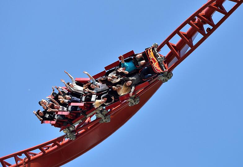 Fahrgäste fahren in Haßloch (Rheinland-Pfalz) im Holiday Park mit der neuen Achterbahn "Sky Screamer". Die für acht Millionen Euro errichtete Bahn ist nach Betreiberangaben eine Neuheit in Europa und bietet unter anderem drei Katapultstarts und eine Rolle über Kopf im Zeitlupentempo.