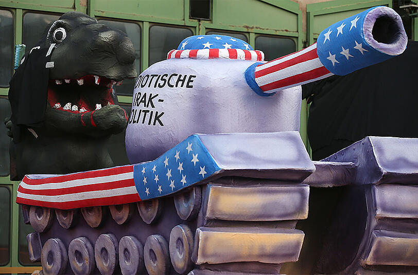 Düsseldorf: Der Motivwagen "Idiotische Irak-Politik".