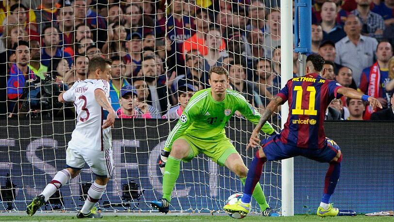 MANUEL NEUER :	NOTE 2.
Sofort ausflugsfreudig, riskierte alles bei einem Flugkopfball. Rettete mit Weltklasse-Reflex gegen Suarez und später gegen Dani Alves (39.). Der Welttorhüter war überall: Mit Kraken-Armen und Kraken-Beinen. Überragend. Machtlos beim 1:0 und 2:0 durch Messi sowie bei Neymars 3:0.