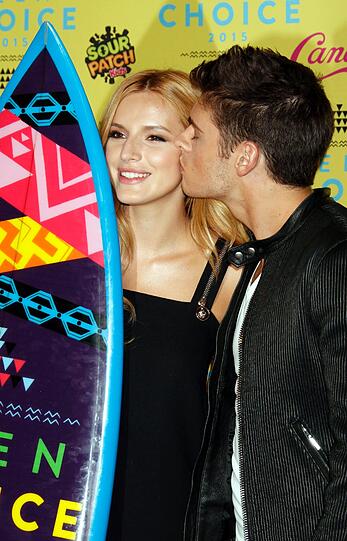 Bella Thorne (l) und Gregg Sulkin