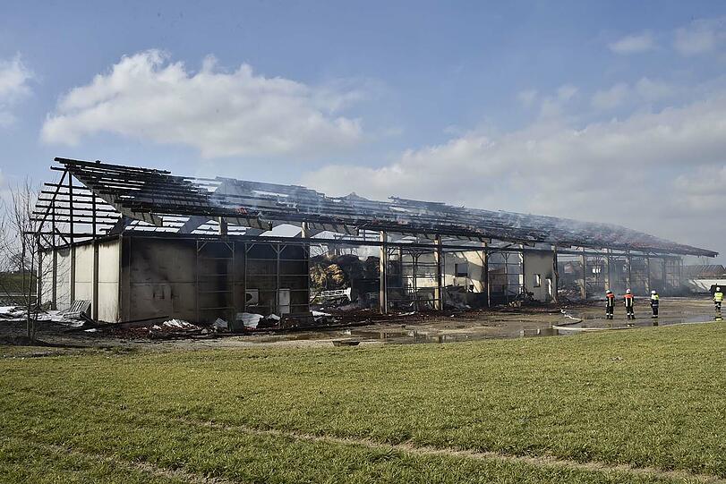Die Lagerhalle bei Fürstenfeldbruck ist komplett abgebrannt.