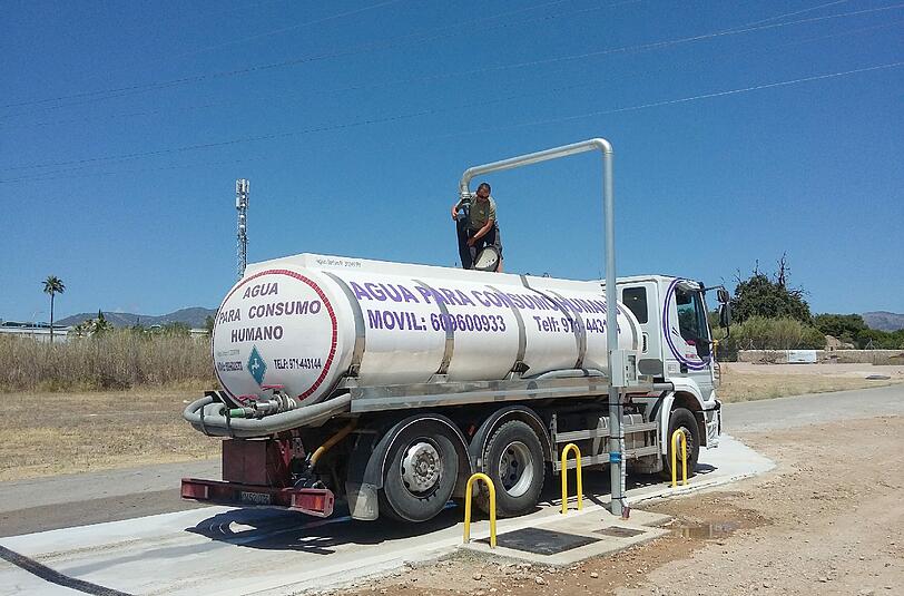 Ein Tanklaster wird aufgetankt. Foto: Balearische Agentur für Wasser- und Umweltqualität