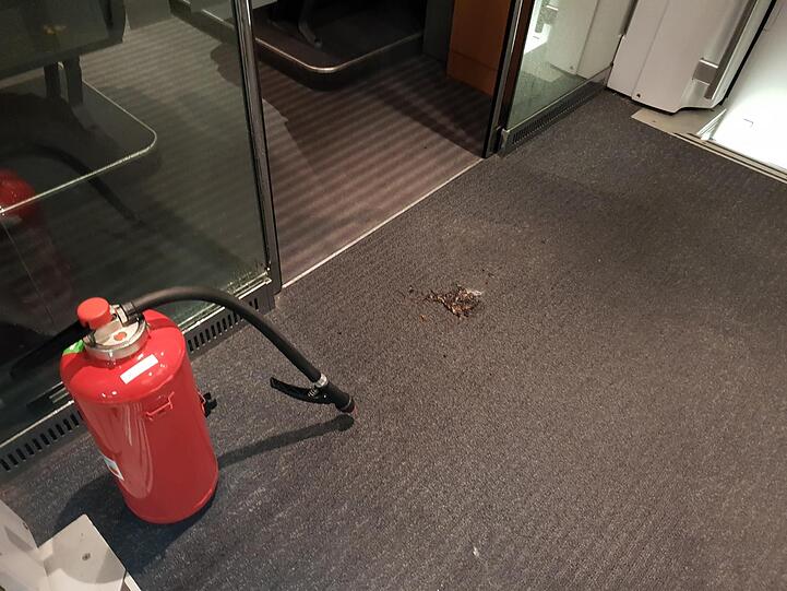 Durch den Brand der Jacke entstand ein etwa CD-großer Brandfleck auf dem Teppichboden des Wagens