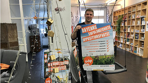 "Bayerns erfolgreichste Oppositionspartei": Stadtrat Tobias Ruff, der Gewässerökologe und OB-Kandidat der ÖDP ist, zeigt das Hauptplakat der ÖDP-Kampagne. Ab Januar sollen die Plakate überall in der Stadt hängen.