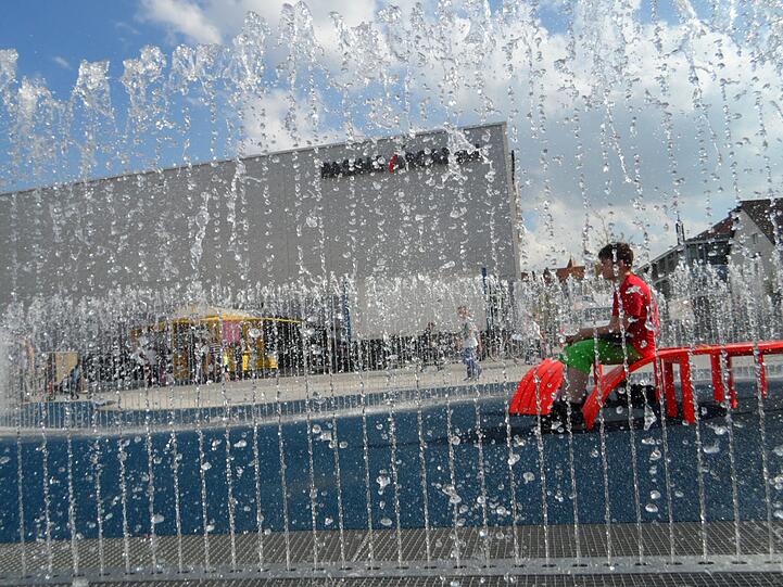 Feucht-fröhliche Brunnen-Eröffnung an den Pasing Arcaden: Vor allem die Kinder hatten einen Riesenspaß - aber auch Erwachsene und sogar Hunde waren angetan.