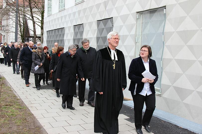 Landesbischof Bedford-Strohm führt den gemeinsamen Zug von der Kirche zum Landeskirchenamt.