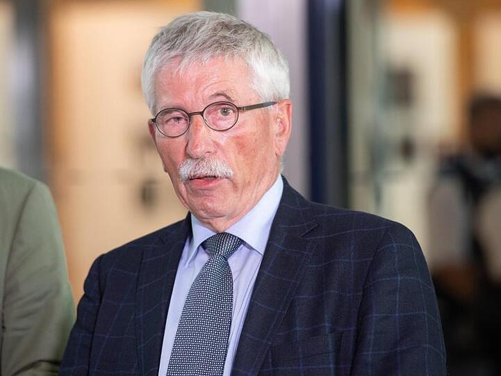 Thilo Sarrazin spricht vor der SPD-Zentrale mit Journalisten über das Urteil des obersten Parteischiedsgerichts der SPD.