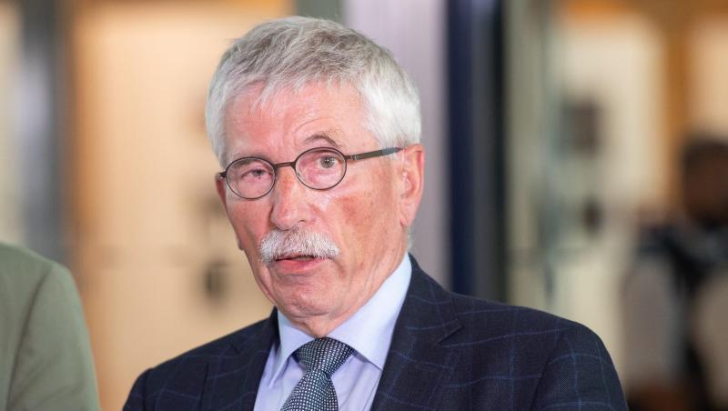 Thilo Sarrazin spricht vor der SPD-Zentrale mit Journalisten über das Urteil des obersten Parteischiedsgerichts der SPD.