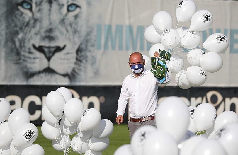 Mit 1860-Schutzmaske umgeben von vielen Luftballons: Sechzigs scheidender Finanz-Boss Michael Scharold.