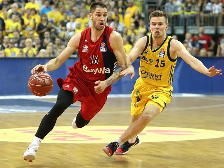 Stefan Jovic aus München und ALBAs Martin Hermannsson (l-r.) im Zweikampf um den Ball. Foto: Andreas Gora