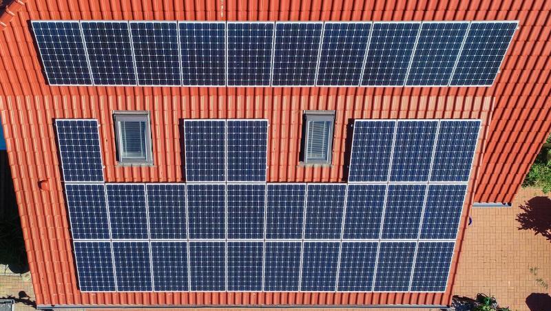 Mit Solarstrom vom eigenen Dach und dem Batteriespeicher im Keller könnte aus jedem Zuhause eine "Tankstelle" für E-Autos werden. Mit Solarstrom vom eigenen Dach und dem Batteriespeicher im Keller könnte aus jedem Zuhause eine "Tankstelle" für E-Autos werden.