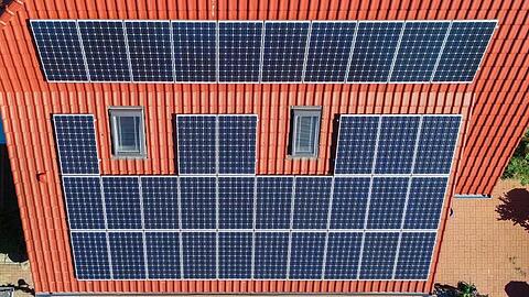 Mit Solarstrom vom eigenen Dach und dem Batteriespeicher im Keller könnte aus jedem Zuhause eine "Tankstelle" für E-Autos werden.
