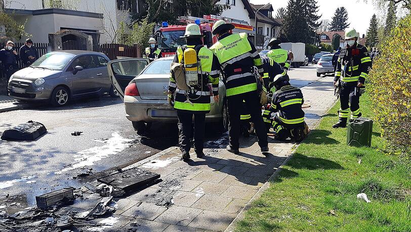 Es wurde niemand verletzt, die Höhe des Sachschadens schätzt die Feuerwehr auf rund 10.000 Euro.