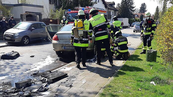 Es wurde niemand verletzt, die Höhe des Sachschadens schätzt die Feuerwehr auf rund 10.000 Euro.