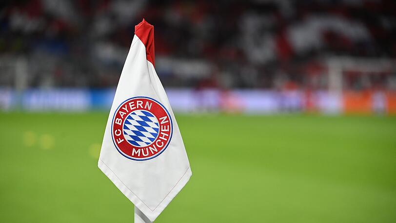 Eine Eckfahne trägt das Vereinslogo des FC Bayern München.