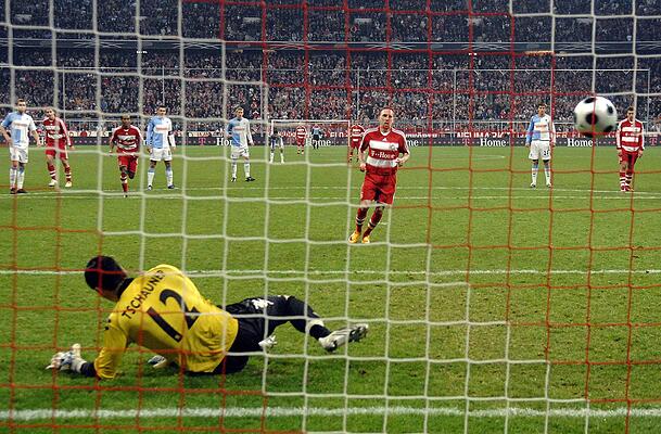 Ribéry schlitzohrig, Keeper Tschauner chancenlos. Ribéry schlitzohrig, Keeper Tschauner chancenlos.