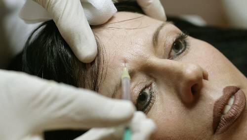 Erst ein Piks, dann ein Piccolo: Im Nobel-Lokal „Lenbach“ sollten Gäste mit dem Nervengift Botulinumtoxin behandelt werden. Erst ein Piks, dann ein Piccolo: Im Nobel-Lokal „Lenbach“ sollten Gäste mit dem Nervengift Botulinumtoxin behandelt werden.