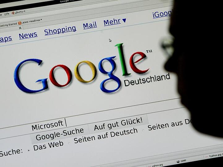 Ein Mann surft auf der Internetseite von Google. Immer mehr Bilder unserer Welt sind online verfügbar.