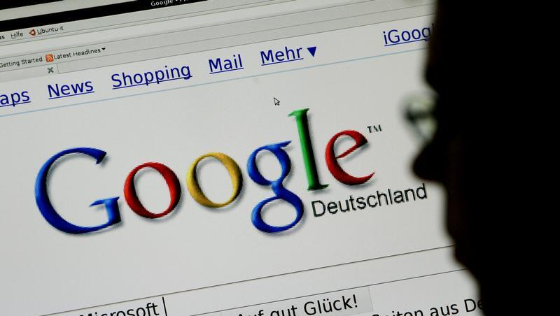 Ein Mann surft auf der Internetseite von Google. Immer mehr Bilder unserer Welt sind online verfügbar. Ein Mann surft auf der Internetseite von Google. Immer mehr Bilder unserer Welt sind online verfügbar.