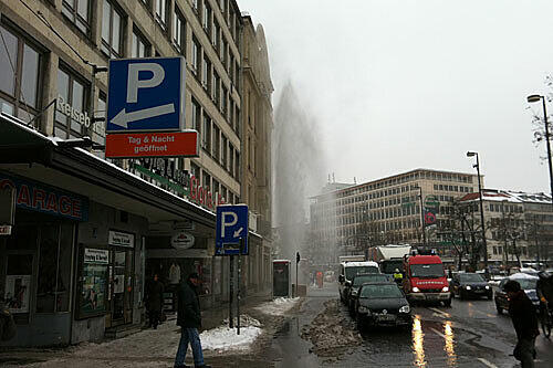 Regen-Spektakel am Stachus: &bdquo;Eiszauber&ldquo;-Chef Siegfried Able rammt mit seinem Porsche einen Hydranten und löst eine riesige Wasserfontäne aus.