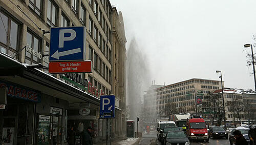 Regen-Spektakel am Stachus: „Eiszauber“-Chef Siegfried Able rammt mit seinem Porsche einen Hydranten und löst eine riesige Wasserfontäne aus. Regen-Spektakel am Stachus: „Eiszauber“-Chef Siegfried Able rammt mit seinem Porsche einen Hydranten und löst eine riesige Wasserfontäne aus.