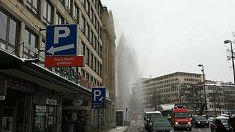 Regen-Spektakel am Stachus: &bdquo;Eiszauber&ldquo;-Chef Siegfried Able rammt mit seinem Porsche einen Hydranten und löst eine riesige Wasserfontäne aus.