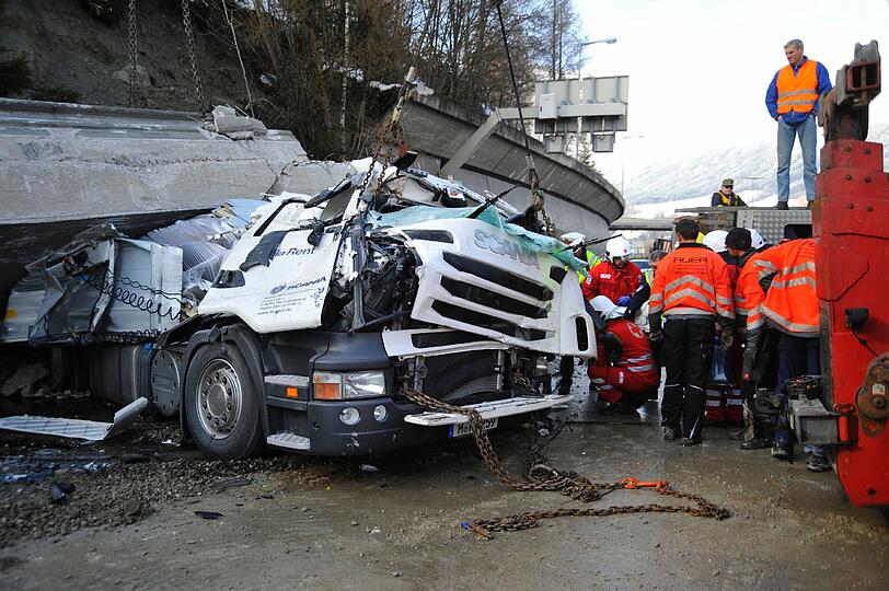Von der Fahrerkabine ist nichts mehr übrig. Der Mann hatte keine Chance und wurde in Sekunden von dem tonnenschweren Mauerstück aus Beton zermalmt.