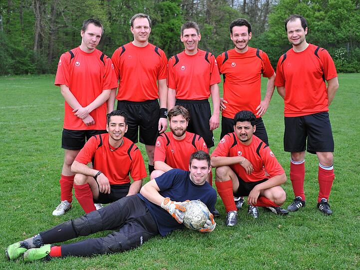 Feuerrote Trikots: das Team der Munich Devils. Ihren Namen tragen sie, um &bdquo;international konkurrenzfähig&ldquo; zu sein.