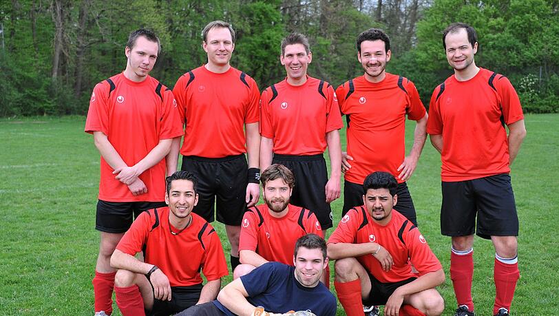 Feuerrote Trikots: das Team der Munich Devils. Ihren Namen tragen sie, um „international konkurrenzfähig“ zu sein. Feuerrote Trikots: das Team der Munich Devils. Ihren Namen tragen sie, um „international konkurrenzfähig“ zu sein.