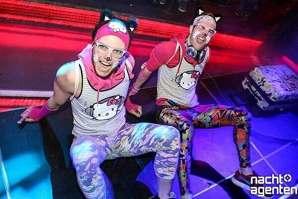 Richtig bunt und schrill, wie in den 90ern, war es im Neuraum. "We love 90?s &ndash; mit dem DJ Team Mütze Katze". Mehr Bilder aus dem Neuraum auf: www.nachtagenten.de